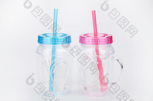 蓝色的粉红色的塑料的玻璃杯白色表面的玻璃杯孤立的白色背景