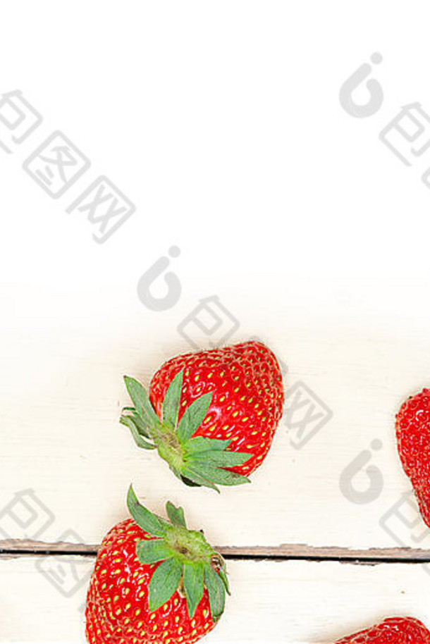 新鲜的有机草莓白色乡村木表格