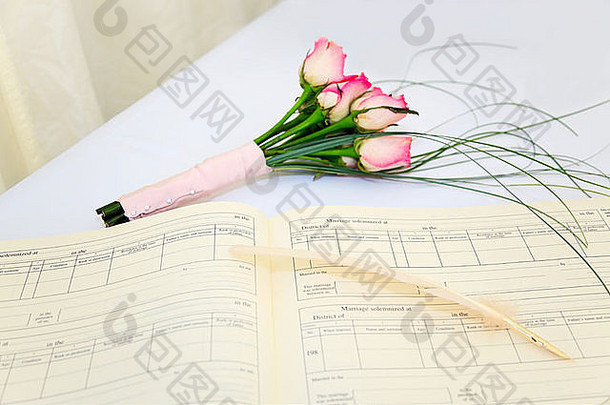 婚礼注册羽毛花束粉红色的玫瑰白色表格