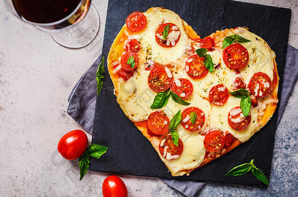 心披萨马苏里拉奶酪西红柿板岩情人节一天日期食物概念