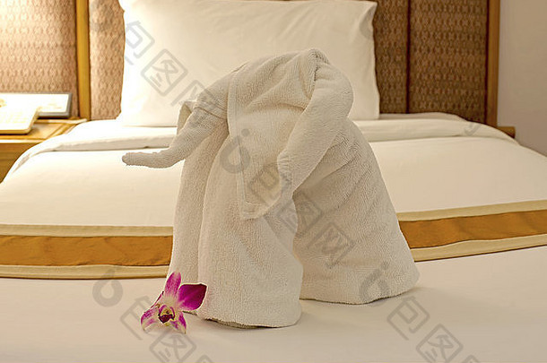 大象形状的毛巾床上