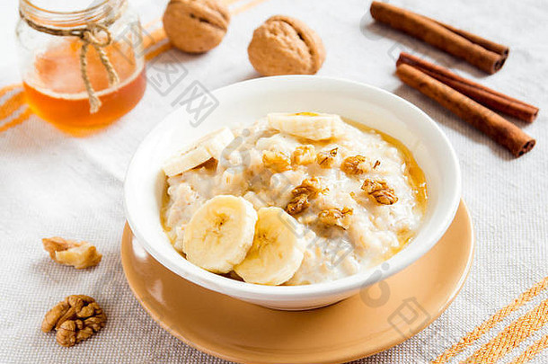 新鲜的燕麦片粥香蕉坚果蜂蜜健康的早餐
