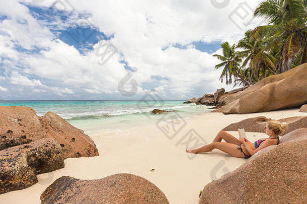 女人阅读书图片完美的海滩昂斯帕塔茨迪格岛岛塞舌尔