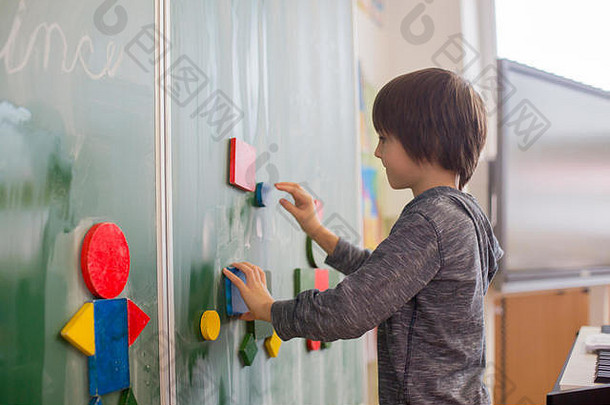 年级孩子学习<strong>数学</strong>形状颜色学校站前面黑板上