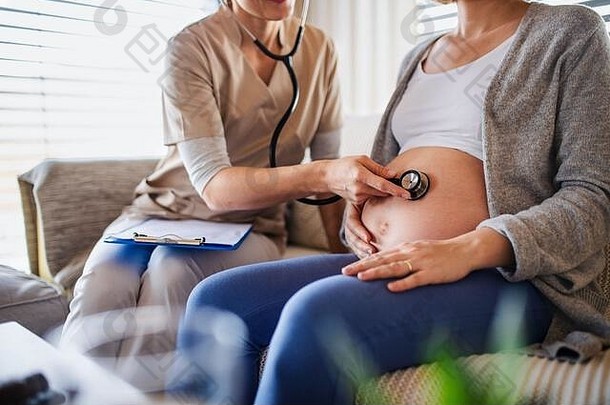 上腹部医疗保健工人检查怀孕了女人在室内首页