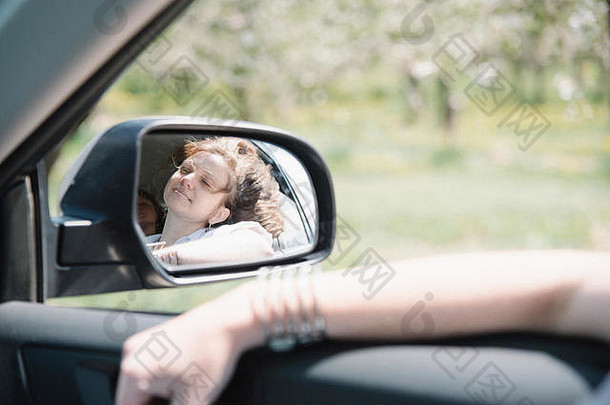 女人车路旅行窗口反射一边镜子