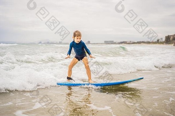 健康的年轻的<strong>男孩</strong>学习<strong>冲浪</strong>海海洋