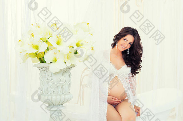 美丽的怀孕了光白色花边随便的衣着浴室