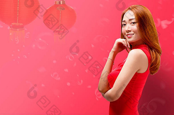 微笑中国人女人旗袍衣服站红色的背景灯笼快乐中国人一年