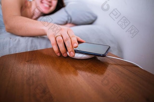 睡觉女人床上手机充电无线充电器
