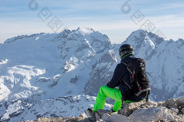 徒步旅行滑雪视图marmolada日落孤独的情绪视图冬天山iltaly白云石山脉