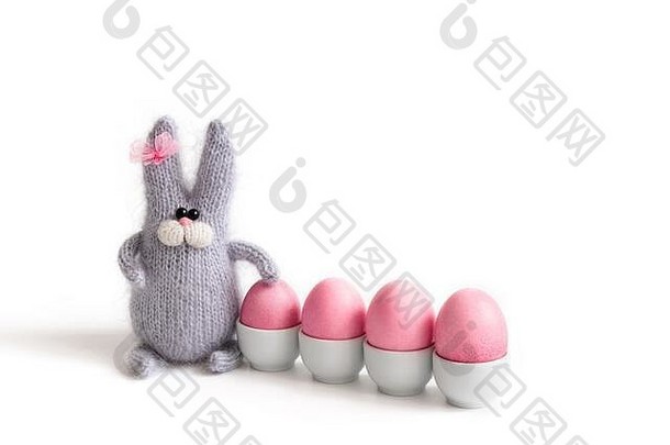 可爱的复活节针织兔子粉红色的鸡蛋白色背景复活节作文复制空间