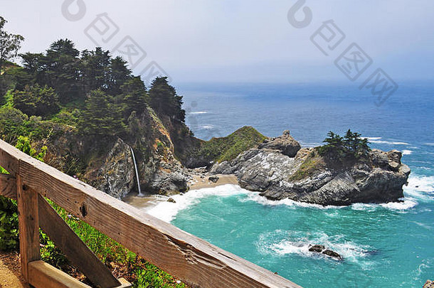 大关于加州视图麦威瀑布脚瀑布流直接太平洋海洋