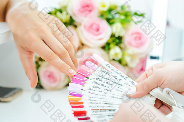 女人修指甲选择指甲颜色
