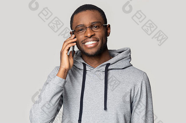 微笑非洲美国的家伙连帽衫说话手机