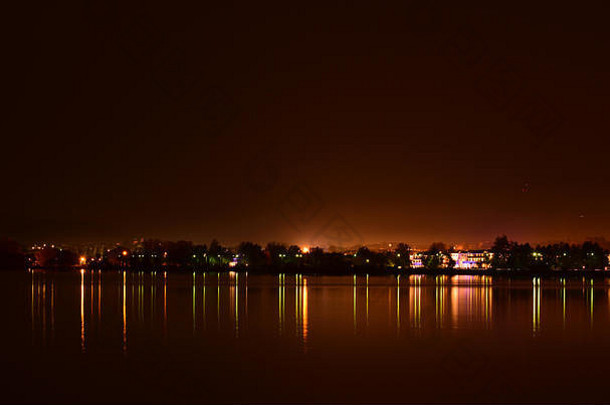 约城市晚上反射湖