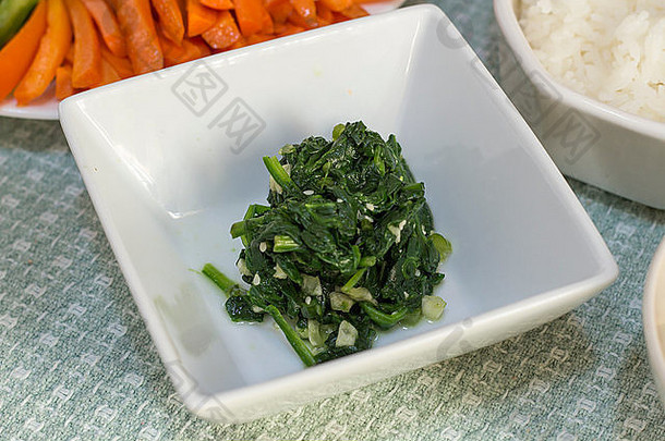 朝鲜文菠菜沙拉西金奇-纳穆尔大米胡萝卜