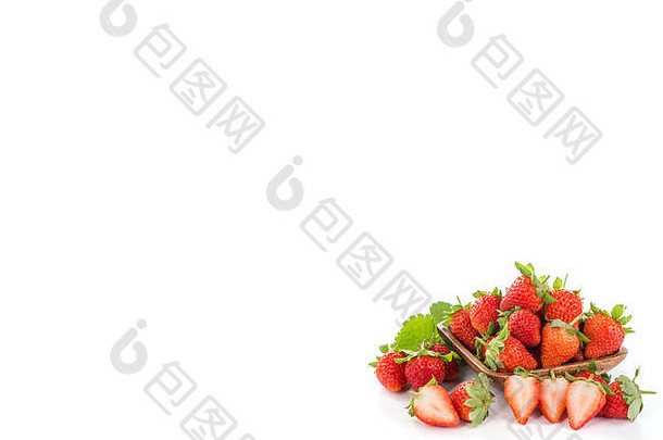 碗美丽的草莓孤立的白色背景剪裁路径关闭宏