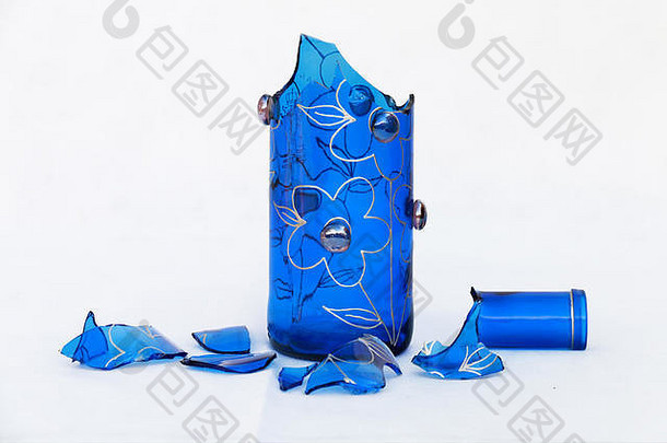 破碎的玻璃蓝色的瓶为中心的图像孤立的白色背景