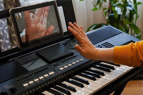 虚拟握手互联网音乐家排练在线隔离冠状病毒流感大流行