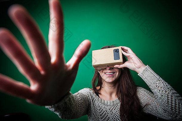 颜色拍摄年轻的女人纸板设备经验虚拟现实移动方