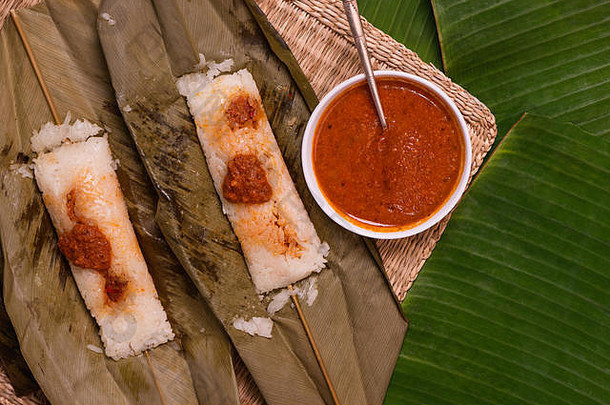 前视图开放黏糊糊的大米包装叶子服务花生酱汁著名的厨房婆罗洲文莱捞越上午被称为kelupis