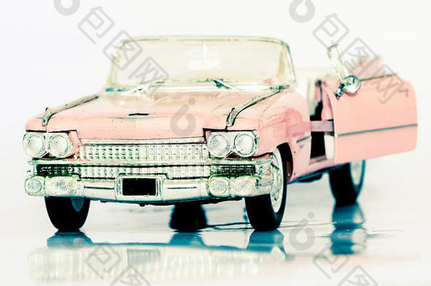 粉红色的古董玩具车