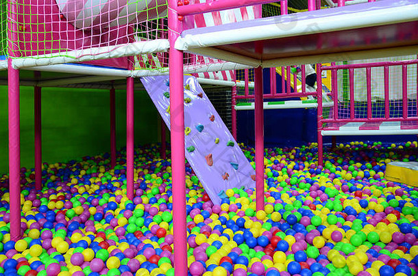 色彩斑斓的塑料球孩子们的球形球坑操场上