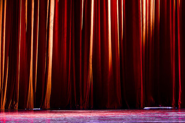 红色的窗帘关注的焦点剧院显示