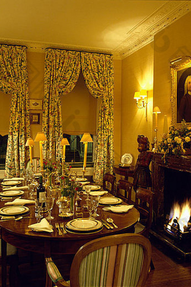 古董表格黄色的餐厅房间盲目的花窗帘窗户点燃灯壁炉火基斯