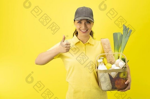 食物交付服务<strong>女孩</strong>食品杂货篮子黄色的背景复制空间