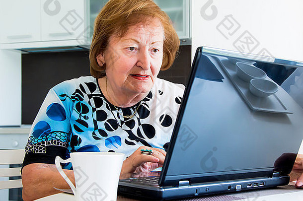 老女人电脑搜索互联网