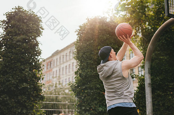 图像街头<strong>篮球</strong>球员玩户外法院年轻的运动男人。采取跳拍摄<strong>篮球</strong>法院