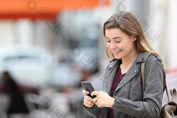 快乐时尚青少年发短信细胞电话走街