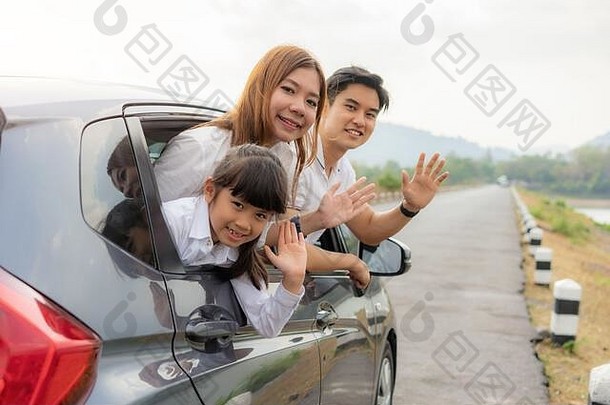 快乐亚洲家庭父亲妈妈。女儿紧凑的车微笑<strong>再见再见</strong>开车旅行假期车保险renta