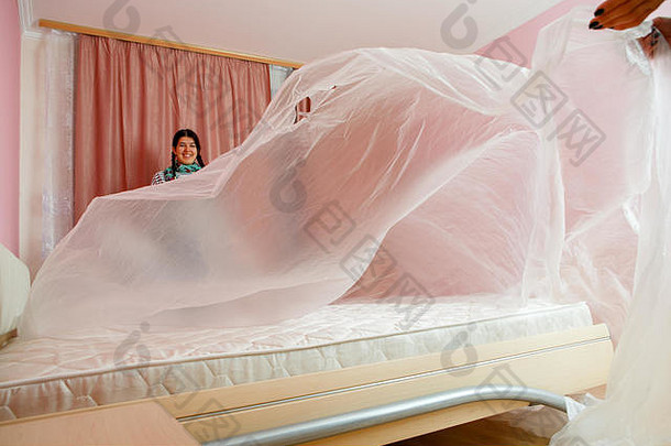 图像年轻的女人覆盖床上聚乙烯