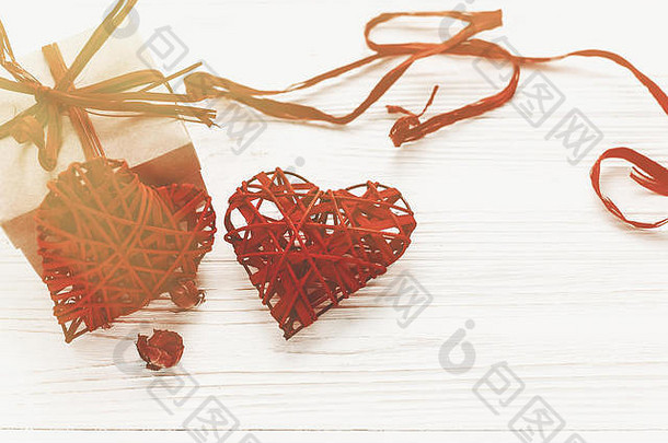 快乐情人节一天概念时尚的工艺现在盒子红色的心白色乡村木背景光问候卡空间文本
