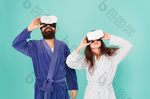 早....开始未来技术数字夫妇创新家庭关系创建现实世界虚拟现实家庭夫妇穿耳机女孩男人。放松浴袍