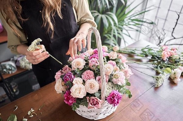 花商店概念花店女人创建花安排柳条篮子美丽的花束混合花英俊的新鲜的群花