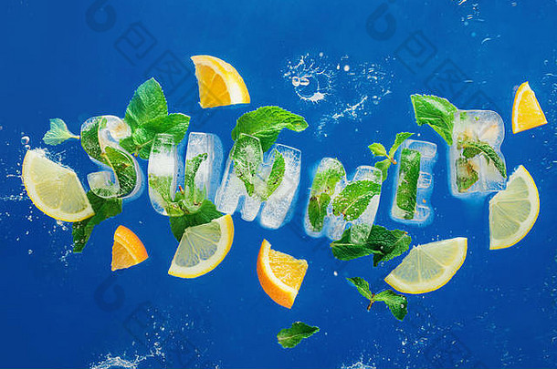 冰多维数据集刻字冻薄荷叶子柠檬片橙子蓝色的背景水溅文本夏天