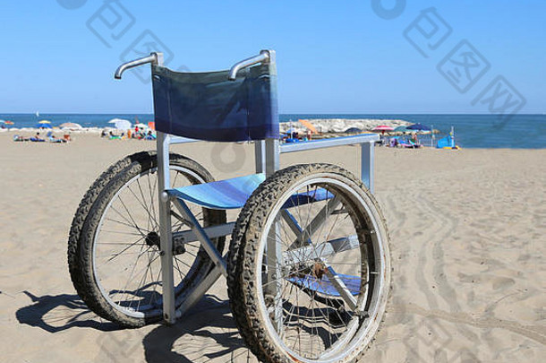 现代轮椅沙子海滩海雨伞