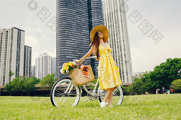 漂亮的女孩自行车