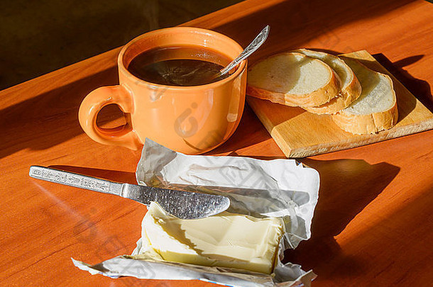 咖啡面包黄油自然健康的早餐照亮软春天阳光