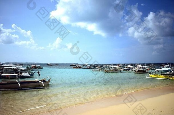 夏天季节菲律宾美丽的白色沙子岛色彩斑斓的船siargao岛菲律宾