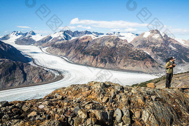 徒步旅行者高山脊高大马哈鱼冰川加拿大冰川坐在边境阿拉斯加