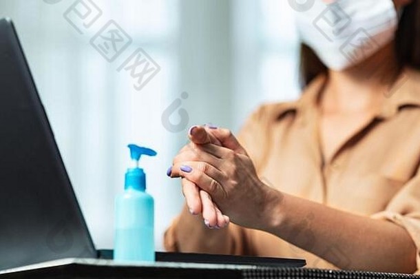 女人穿保护面具洗手液