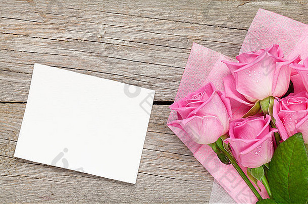 粉红色的玫瑰花束空白问候卡木表格前视图复制空间