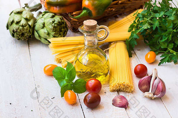 意大利厨房成分健康的晚餐橄榄石油西红柿罗勒大蒜意大利面洋蓟蔬菜草本植物木厨房表格
