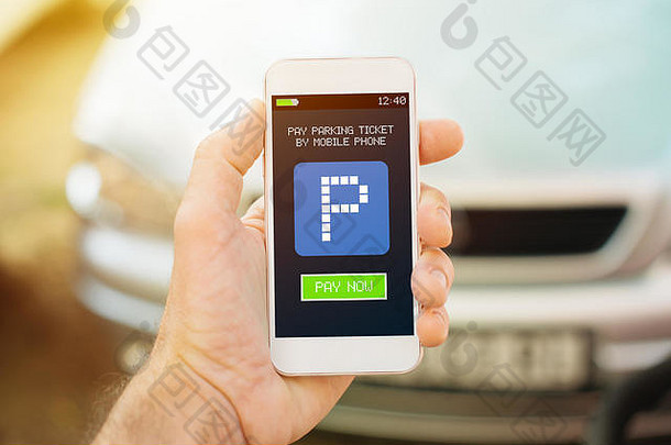 男人。智能手机应用程序支付车停车票应用程序屏幕数字生成的