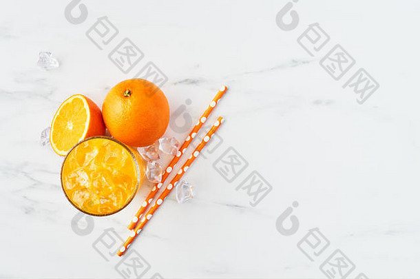 新鲜的橙色汁高玻璃橙色冰吸管白色大理石背景夏天喝前视图复制空间文本